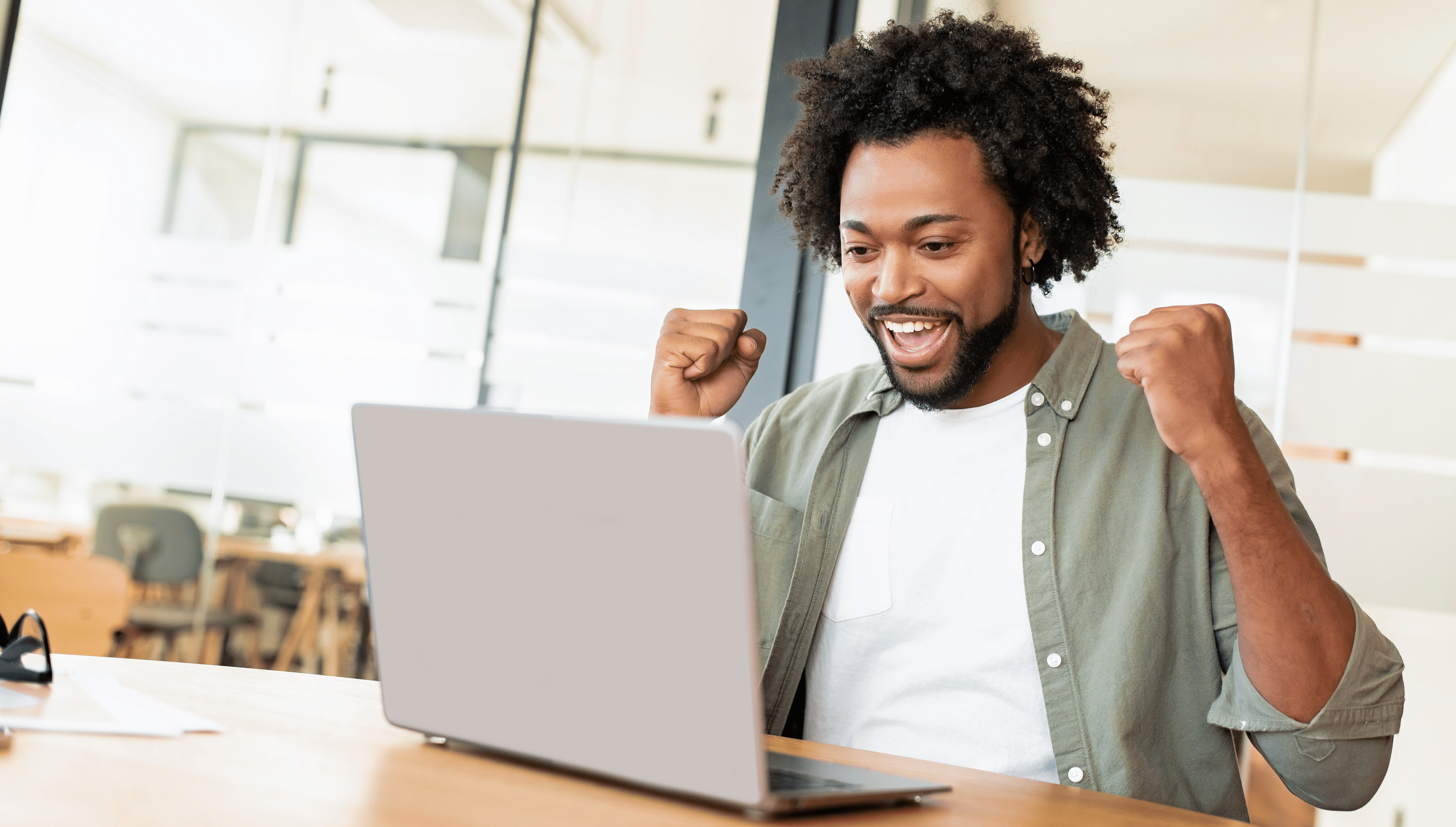 Un homme content d'avoir décrocher un emploi - Trust Africa